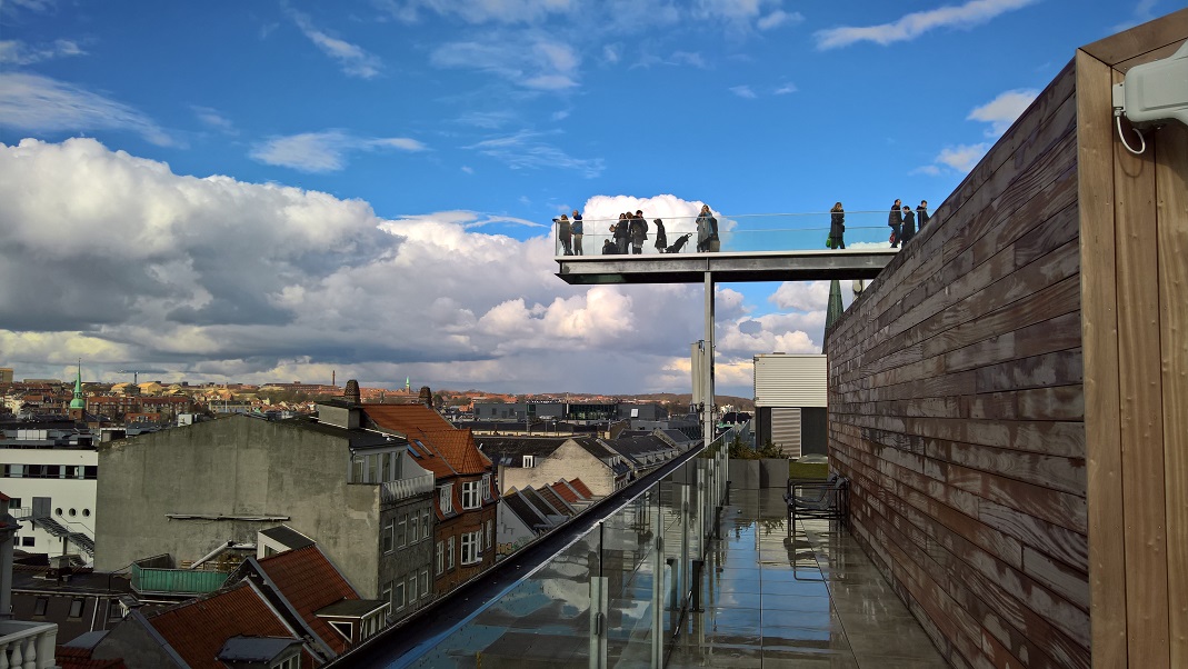 Trap na dachu centrum handlowego